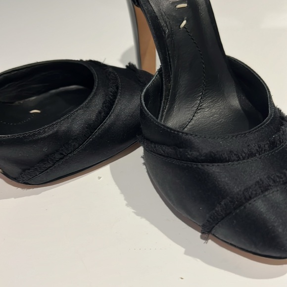 New BCBG Max Azria Black Satin/Fabric 5" Heels Size7 - Picture 4 of 6